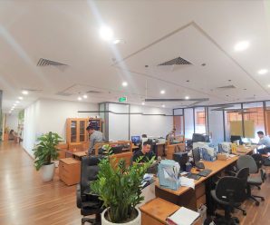Văn phòng cho thuê toà nhà Golden Palm Lê Văn Lương có bàn ghế, nội thất, dịch vụ trọn gói